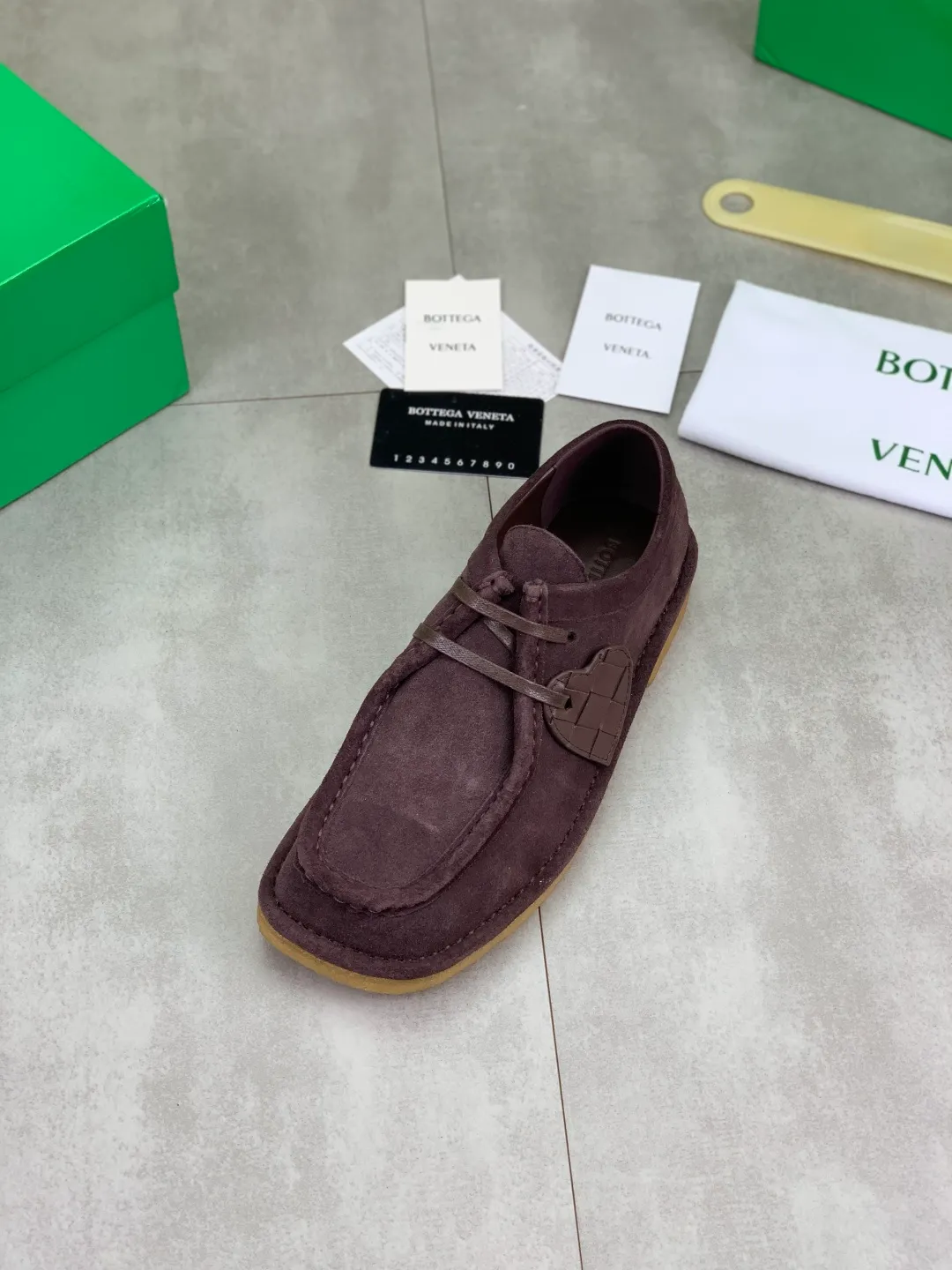 Men's men's shoes 💰P740 New model 💰 Top quality (beef tendon outsole series) 💎💎💎 BOTTEGA VENETA official website synchronizes the latest model, top version of the market's highest version of BV business leather shoes, accept material comparison, shoe type comparison, process comparison, practical and texture, versatile, suitable for any occasion, the more you look at it, the more flavorful it becomes. Pure hand-woven craftsmanship - upper material, imported original hand-woven calfskin - high-quality water-dyed sheepskin lining - original private model customized beef tendon outsole -Size: female 35-39 (34 40 customized) male 39-44 (38 45 customized) Comes with original BV green box, complete packaging.